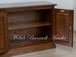 Credenza in noce massiccio - dettaglio del legno piallato a mano e della lavorazione stile arte povera